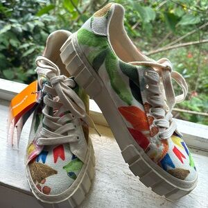 New with tags Farm Rio platform tropical party off white sneakers size 6.5